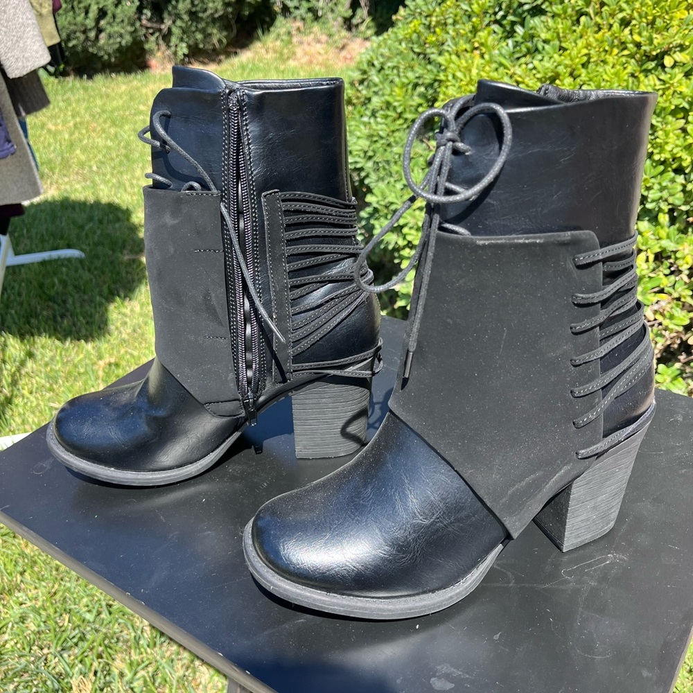 New Beautiful Pierre Dumas Black Lace-Up Ankle Boots. Never worn.